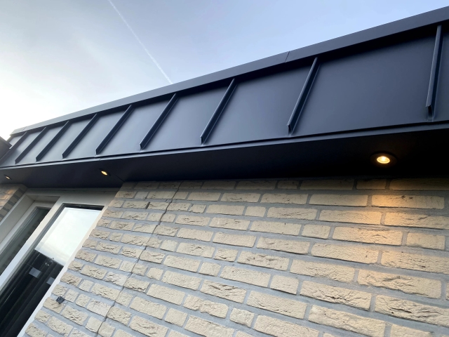 Luxe Noir Zinc dakbedekking en gevelbekleding gemonteerd door De Dakmannen