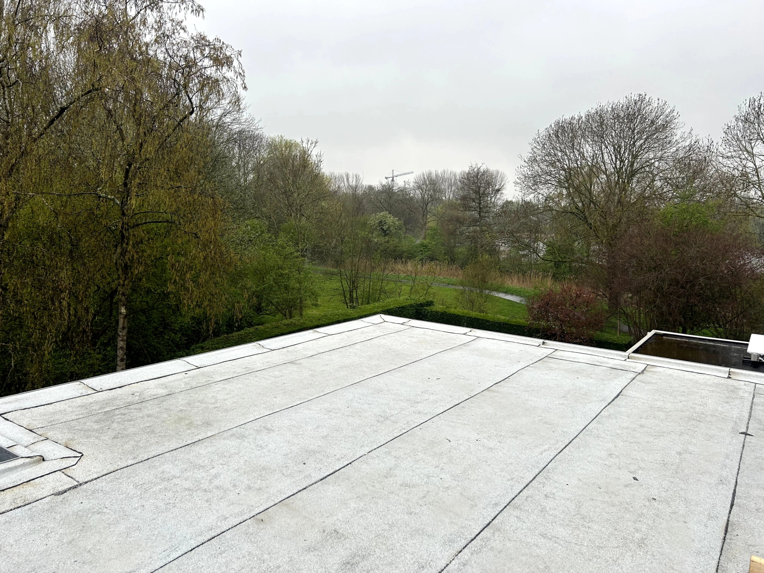 Montage van witte dakbedekking door De Dakmannen voor een hoger rendement van zonnepanelen